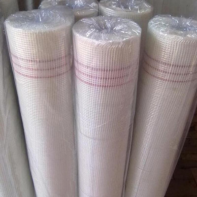 شبکه فیبرگلاس پوشش سفید در 4 * 4mm گشایش شکل سوراخ مربع 50m-200m طول رول
